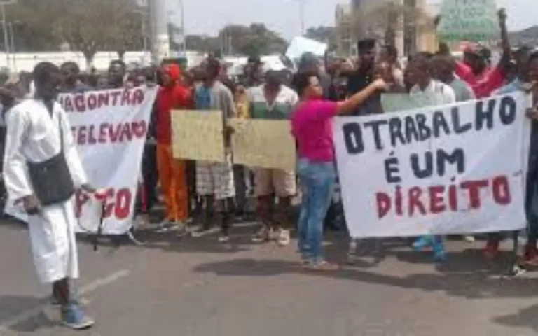 A estratégia através da qual se logrará a inserção laboral de TODOS os professores e profissionais de saúde desempregados e subempregados (III)