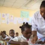 A estratégia através da qual se logrará a inserção laboral de TODOS os professores e profissionais de saúde desempregados e subempregados (I)