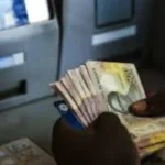 A estratégia através da qual se logrará a inserção laboral de TODOS os professores e profissionais de saúde desempregados e subempregados (V)